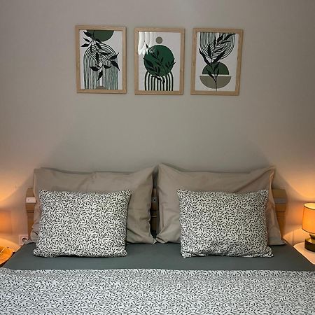 Larix Apartman Boedapest Buitenkant foto
