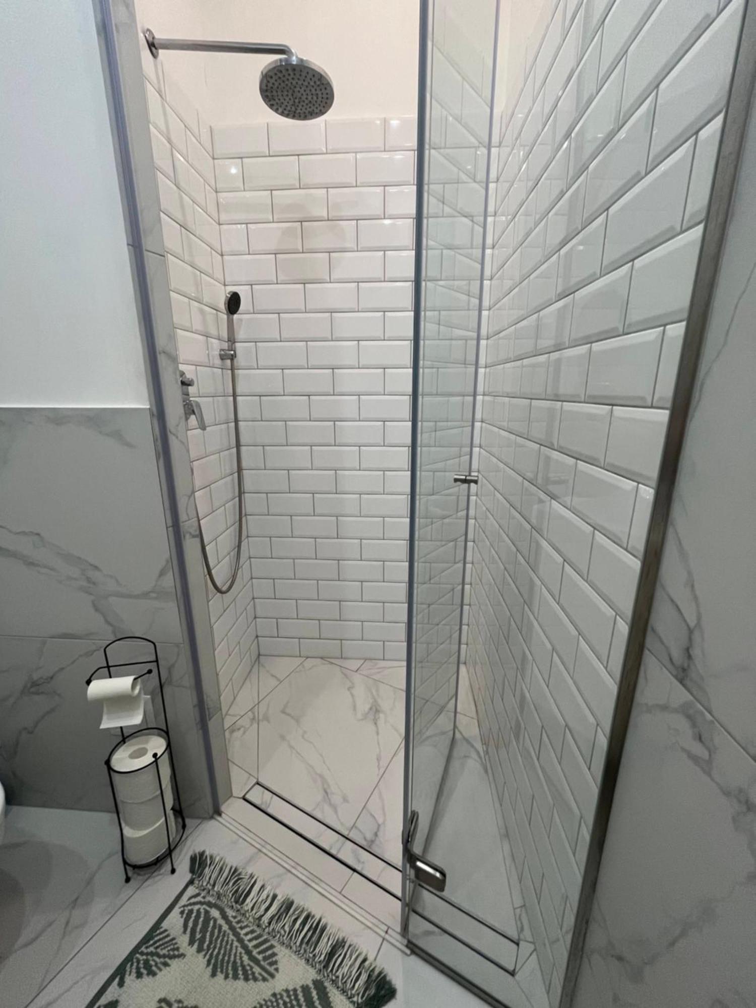 Larix Apartman Boedapest Buitenkant foto