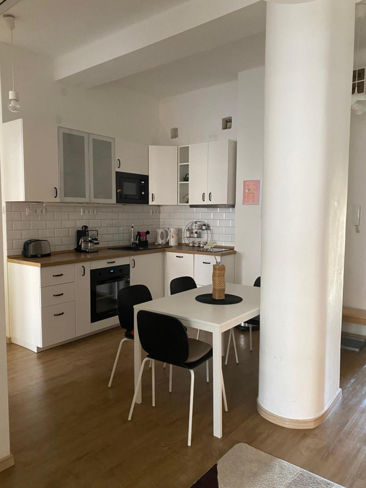 Larix Apartman Boedapest Buitenkant foto