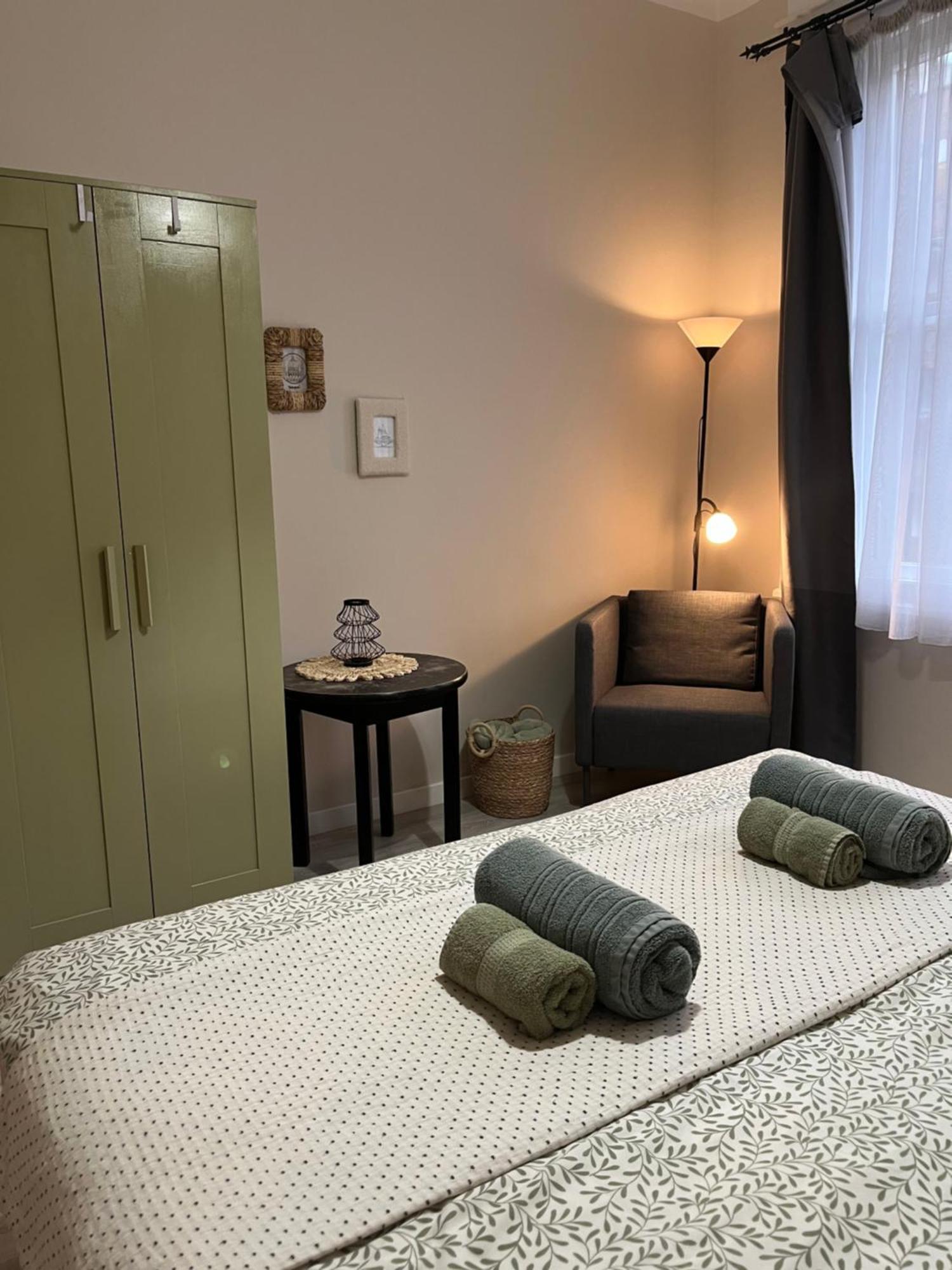 Larix Apartman Boedapest Buitenkant foto